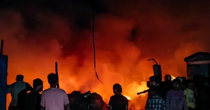 Massive fire breaks out in Kolkata.. 17 fire engines battle the flames