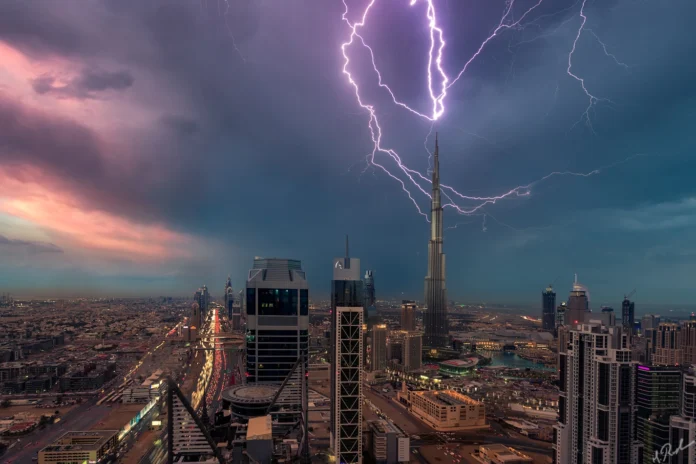 Lightning strikes Burj Khalifa